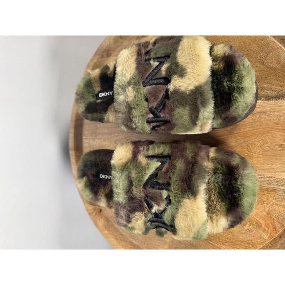 DKNY Palz Faux Fur Slipper Slides Camo Multi Logo Platform US 7 NWB - Picture 2 of 12
